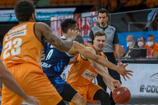 而随着利拉 而随着利拉